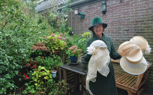 Elisabeth de Meulmeester met enkele van haar favoriete hoeden. foto: Hilde Wijnen